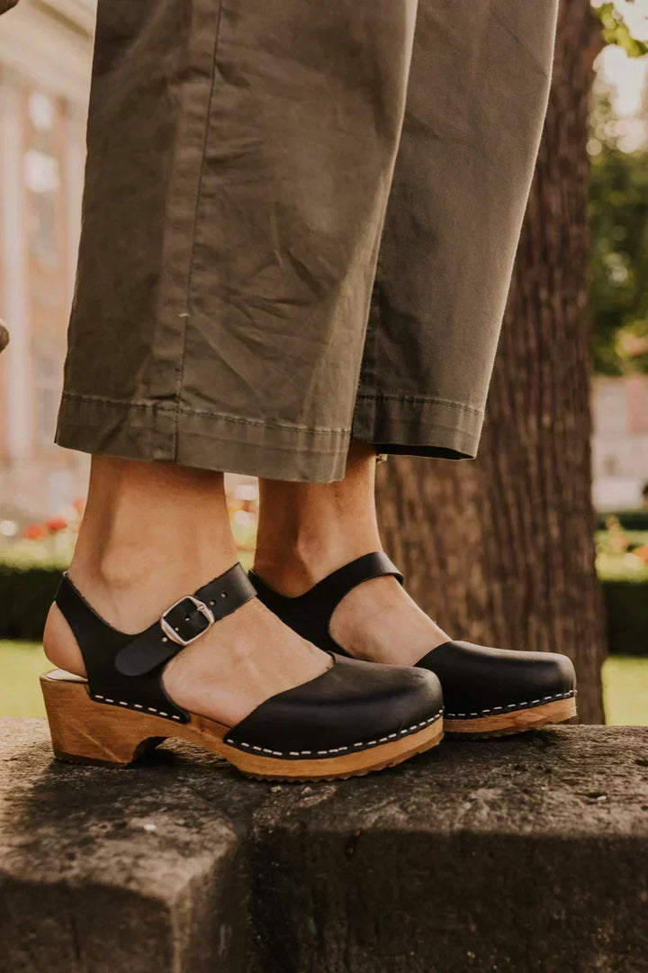 Jade Bay Clogs – Black