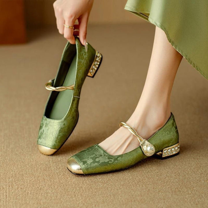Lyra Bluff Classic Pumps by Steppina
